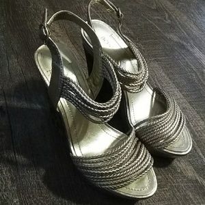 BCBG generation printed wedges sz 7 1/2